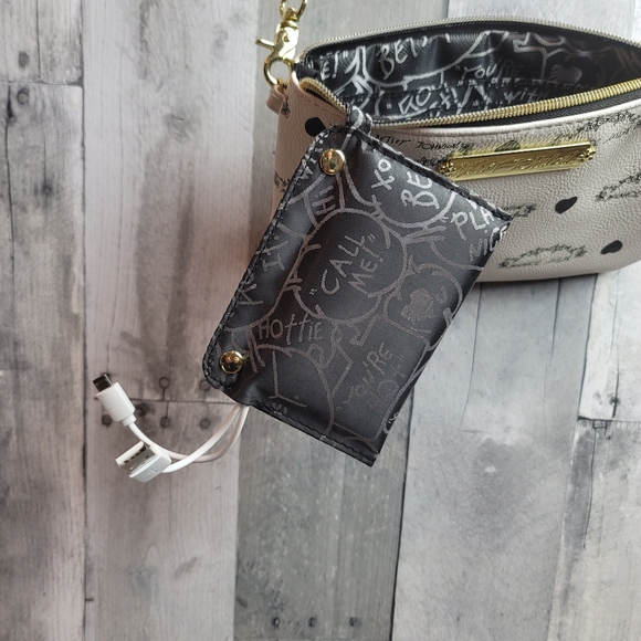 Betsy Johnson Crossbody Bag with charger - Picture 5 of 6
